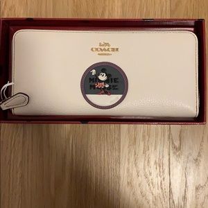 BRAND NEW Coach Minnie Mouse White Leather Wallet
